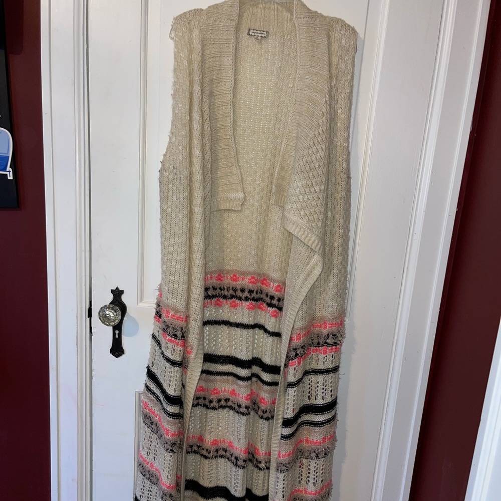 Sleeveless duster.